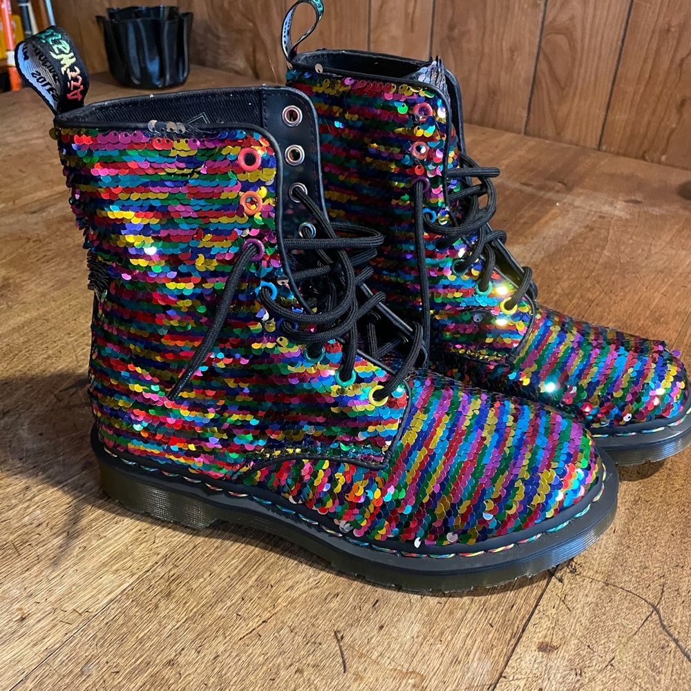 Doc Martens Pascal Sequin rainbow W8